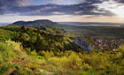 Pálavské kopce v ranním světle - pohled ze Stolové hory.
