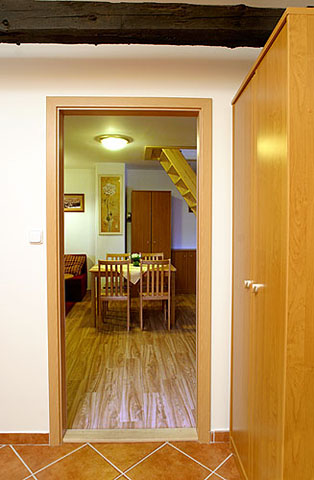 Pohled z chodby do pokoje