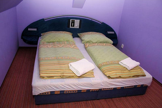 Penzion Bezovka - postel se zabudovaným CD přehrávačem