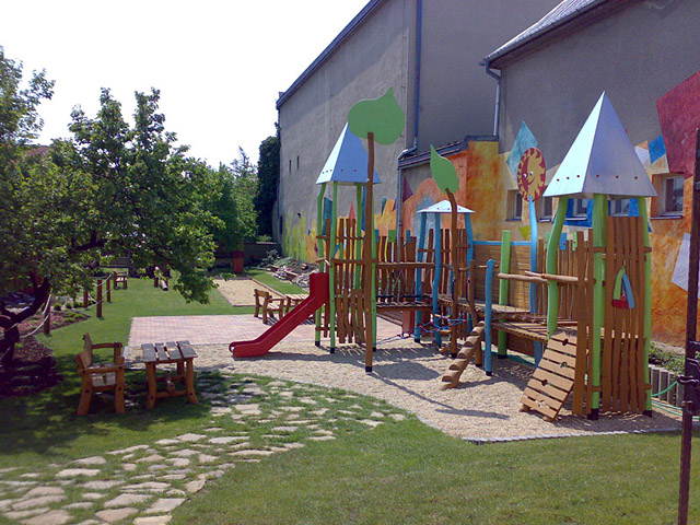 Dětské hřiště v zahradě penzionu U Kulky
