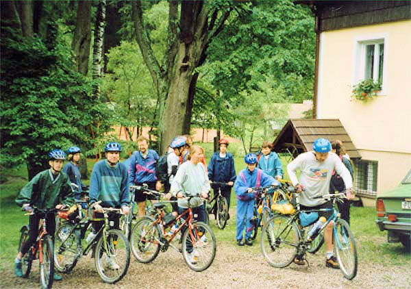 Cyklisté u penzionu Dita, Adršpach-Teplické skály