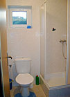 Sprchový kout ve čtyřlůžkovém apartmánu v penzionu Mirei.