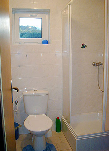 Sprchový kout ve čtyřlůžkovém apartmánu v penzionu Mirei