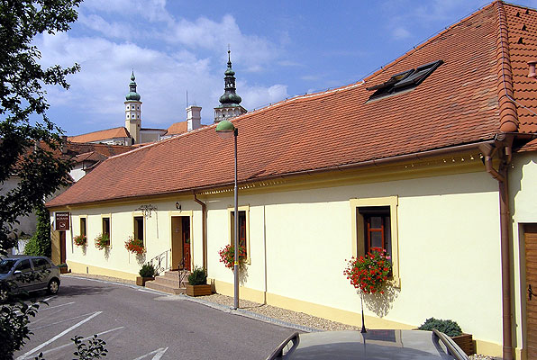 Penzion Moravia v pozadí s mikulovským zámkem | Pálava