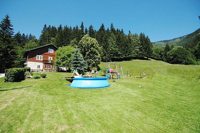 Velká zahrada s bazénem u penzionu Myslivna