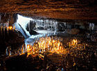 Jeskyně víl představuje pískovcový skalní převis a podzemní prostory, kde se každoročně v zimě vytváří unikátní ledová výzdoba.

