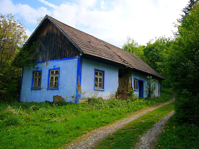 Lidová stavba z nepálených cihel na NS Moravské Kopanice