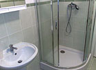 Jednolůžkový podkrovní pokoj - sprchový kout.