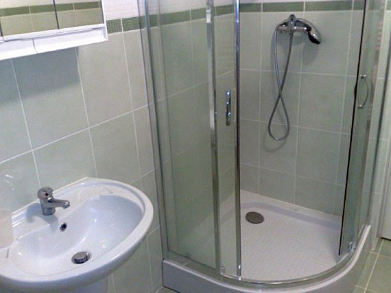 Jednolůžkový podkrovní pokoj - sprchový kout
