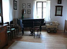 Čtyřlůžkový pokoj (seknice) s klavírem v apartmánu Za Pecí.
