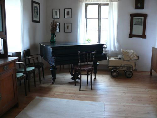 Čtyřlůžkový pokoj (seknice) s klavírem v apartmánu Za Pecí