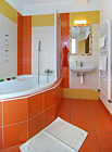 Součástí pokoje je prostorná koupelna s rohovou vanou, kde je možné se naložit do horké koupele při svíčkách.


