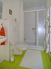 Čtyřlůžkový pokoj navržen do zelených barev s velkým sprchovým koutem. Výborně se hodí pro ubytování čtyřčlenné rodiny.

