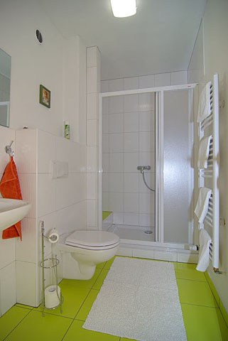 Prostorná koupelna v Zeleném pokoji v penzionu U Achilla