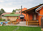 Penzion U Hroznu - zahrada s bazénem.