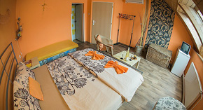 Oranžový trojlůžkový pokoj