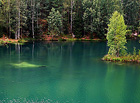 Pohled ze skalní vyhlídky. Pískovna Adršpach je nejkrásnější skalní jezírko v ČR. Nachází se v národní přírodní rezervaci Adršpašsko-teplické skály v chráněné krajinné oblasti Broumovsko.

