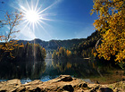 Jezírko v podzimních barvách. Pískovna Adršpach je nejkrásnější skalní jezírko v ČR. Nachází se v národní přírodní rezervaci Adršpašsko-teplické skály v chráněné krajinné oblasti Broumovsko.

