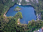 Letecký pohled. Pískovna Adršpach je nejkrásnější skalní jezírko v ČR. Nachází se v národní přírodní rezervaci Adršpašsko-teplické skály v chráněné krajinné oblasti Broumovsko.

