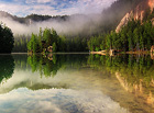 Na břehu. Pískovna Adršpach je nejkrásnější skalní jezírko v ČR. Nachází se v národní přírodní rezervaci Adršpašsko-teplické skály v chráněné krajinné oblasti Broumovsko.

