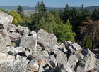 V západních srázech Plešivce bylo kdysi několik kamenolomů. Dochovaly se zde po nich skalní stěny a suťová pole, které na slunci oslnivě září do kraje.

