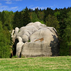 Přírodní památka Bílé kameny je jednou ze zastávek naučné stezky Lužické a Žitavské hory.

