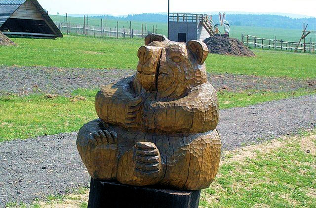 Pradědova galerie U Halouzků - dřevěná socha medvěda