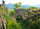 Zřícenina hradu Ostrý zaujímá vrchol stejnojmenné hory, odkud se nabízejí perfektní výhledy do okolí – Milešovka je tu jako na dlani.

