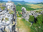 Hora Milešovka je s nadmořskou výškou 837 m nejvyšší horou Českého středohoří. Také se jedná o největrnější místo a lokalitu s nejvyšším výskytem bouřek v České republice. Foto: pohled z cesty mezi Kocourovem a Milešovem.

