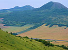 Trojvrcholová hora s převážným bezlesím. Mezinárodně významná ukázka dochovaných zbytků suchých trávníků s kavyly. V poměrně hojné populaci zde žije sysel obecný. Jedna z nejvyhledávanějších lokalit pro paragliding v ČR.

