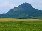 Skalnatý čedičový vrch s teplomilnou skalní květenou na jižním svahu.

