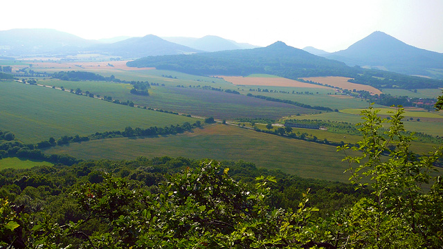 Výhled z Lovoše na kopce Českého středohoří