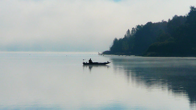 Rybář v Rakovské zátoce, přehrada Lipno, Šumava
