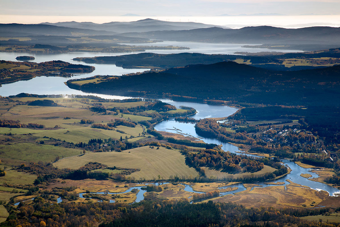 Začátek vzdutí přehrady Lipno u Nové Pece – letecký pohled