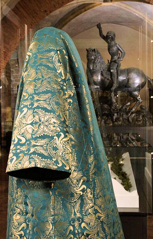 Vzácná tkanina a dalmatika z hrobu císaře Karla IV.