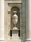 V nikách kolonády jsou umístěny sochy Františka Josefa I. a jeho synů, zadní část stavby zdobí náhrobky. Na jiných částech kolonády jsou různé reliéfy a vlysy, připomínající charakterové vlastnosti knížete.

