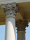 V nikách kolonády jsou umístěny sochy Františka Josefa I. a jeho synů, zadní část stavby zdobí náhrobky. Na jiných částech kolonády jsou různé reliéfy a vlysy, připomínající charakterové vlastnosti knížete.


