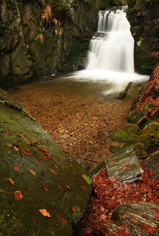 Rešovský vodopád sevřený mezi skalami
