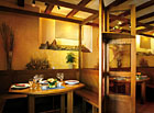 Vkusný nábytek je vyroben z dřevěného masivu a dodává restauraci příjemnou a útulnou atmosféru.

