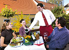 Obsluhující personál je odborně vyškolen a zakládá si na profesionálním přístupu ke všem hostům.

