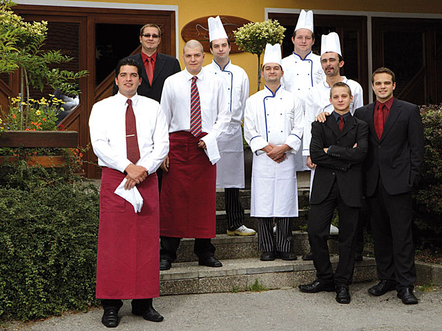 Majitelé restaurace Šupina se svými zaměstnanci