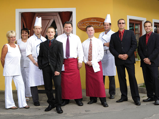 Majitelé rodinné restaurace Šupinka se svými zaměstnanci