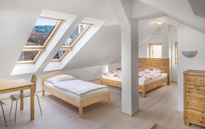Podkrovní loft apartmán – postele | Rezidence Vyšehradská