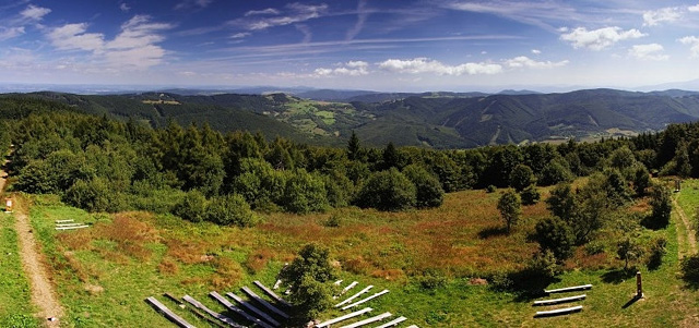 Pohled z rozhledny Velký Lopeník na hřebeny Bílých Karpat