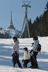 Pravděpodobně nejlépe přístupné lyžařské středisko v celých Čechách; přezdívá se mu český Innsbruck. Těšte se na 6 lyžařských vleků, 2 čtyřsedačkové lanovky, 1 dvousedačkovou a 1 kabinovou, která vás sveze až k vysílači s hotelem.

