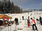 Pravděpodobně nejlépe přístupné lyžařské středisko v celých Čechách; přezdívá se mu český Innsbruck. Těšte se na 6 lyžařských vleků, 2 čtyřsedačkové lanovky, 1 dvousedačkovou a 1 kabinovou, která vás sveze až k vysílači s hotelem.

