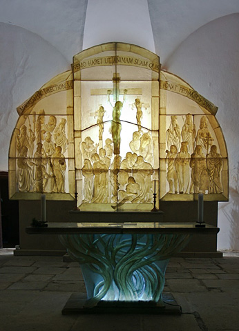 Skleněný oltář v kostele sv. Vintíře, Dobrá Voda u Hartmanic