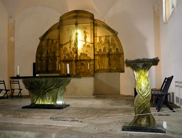 Skleněný oltář v kostele sv. Vintíře, Dobrá Voda u Hartmanic