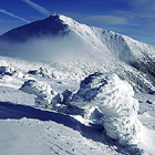 Sněžka je se svou nadmořskou výškou 1602 m nejvyšší horou České republiky a představuje výjimečné rozhledové místo s neomezenými panoramatickými výhledy do daleké krajiny naší země a sousedního Polska.


