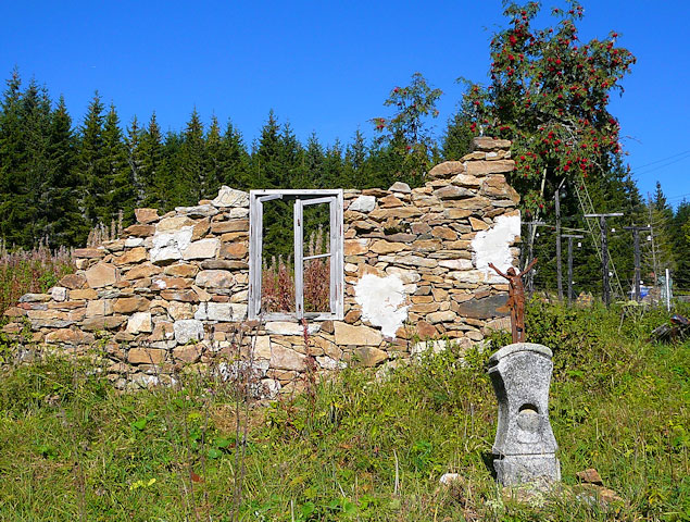 Ruiny původní chalupy v zaniklé horské osadě Bučina, Šumava